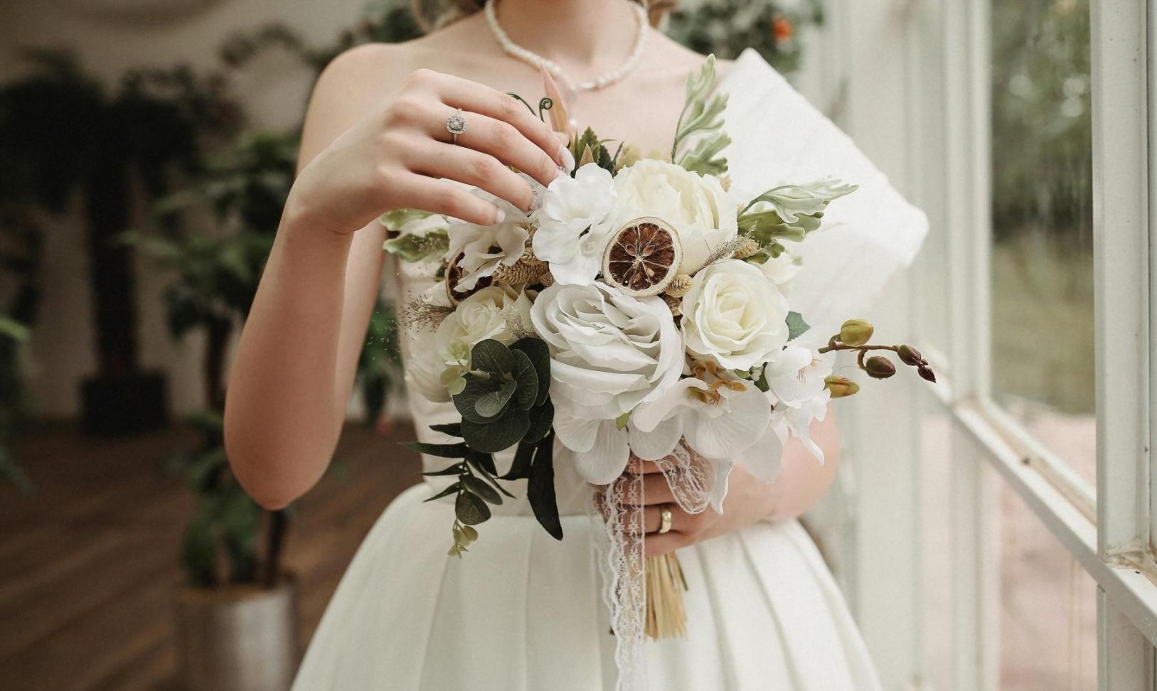 El yapımı özel çiçek düzenlemesi detayı